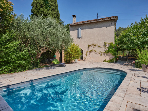 Charming house with swimming pool in a green setting in Marseille
