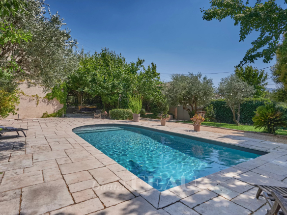 Swimming pool surrounded by a green garden in a charming house in Marseille.