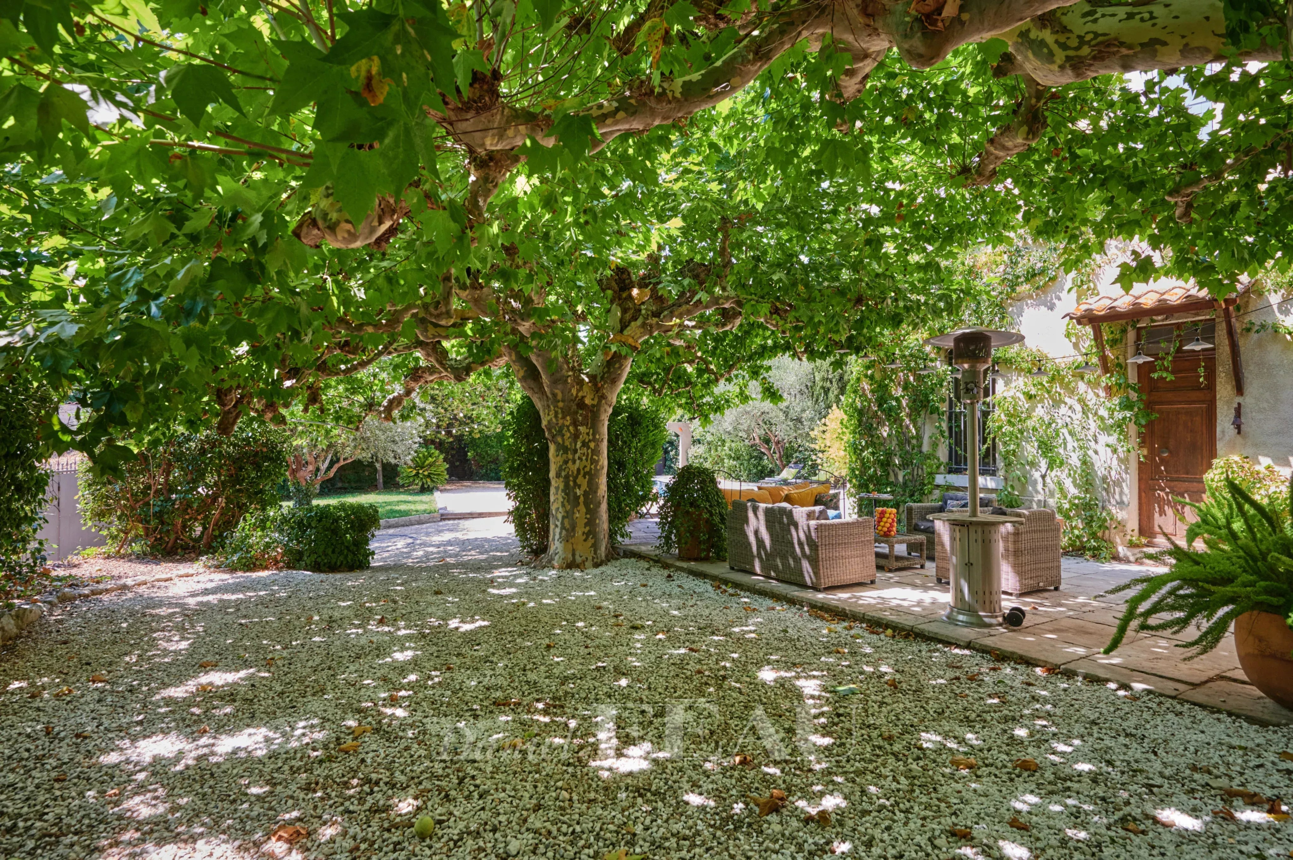 Garden of a house in Marseille Garden of a charming house with trees and relaxation areas in Marseille.