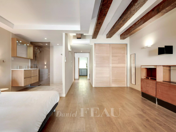 Interior of a loft with exposed beams and a modern bathroom in Marseille.