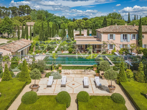 Luxueuse propriété avec jardin paysager près de Saint Rémy de Provence