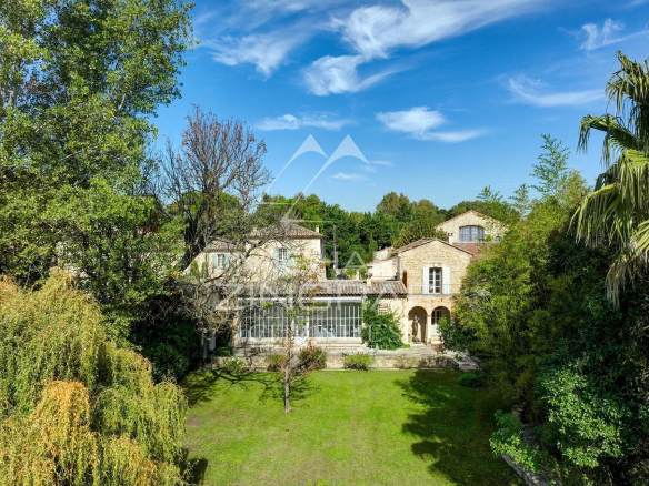 Propriété de caractère proche Avignon