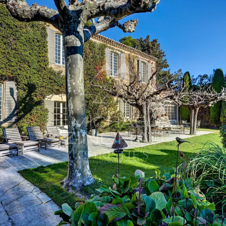 Mas Provençal rénové proche de Saint-Rémy-de-Provence