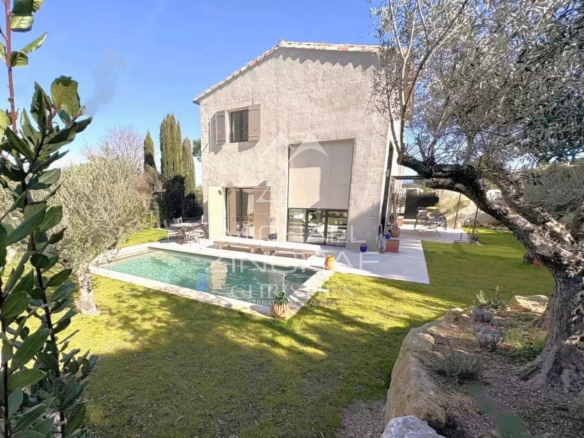 Exclusive to Eygalieres: Exceptional Villa