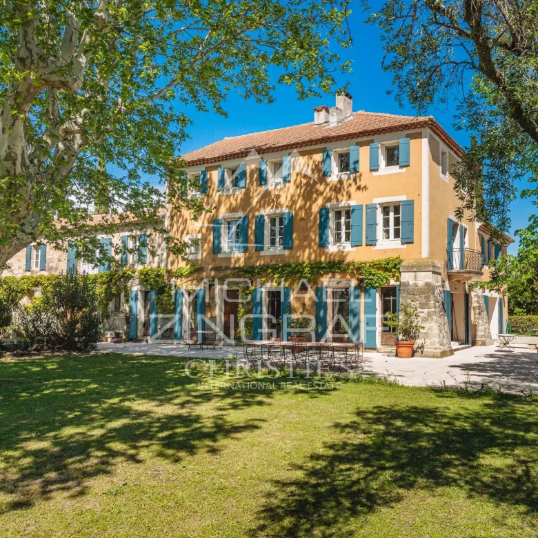 Authentique Mas de caractère niché dans son oliveraie