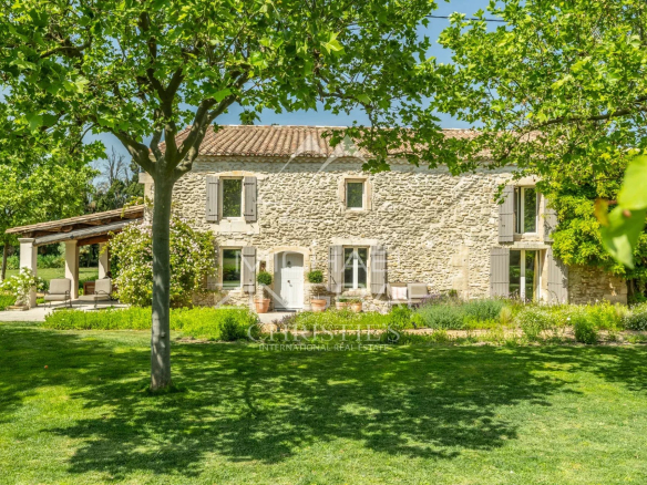 Authentique Mas de caractère niché dans son oliveraie