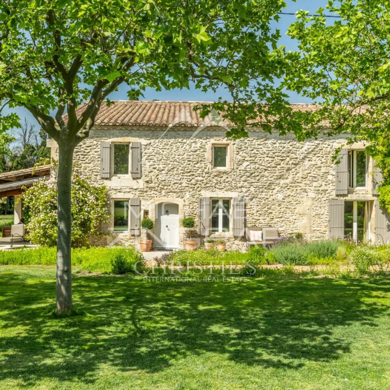 Exclusive: Exceptional villa with swimming pool in the center of Eygalières