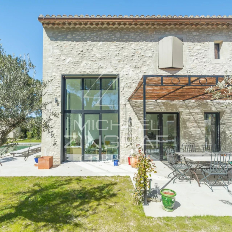 An exception in the heart of the village: a characterful house with a terrace and swimming pool
