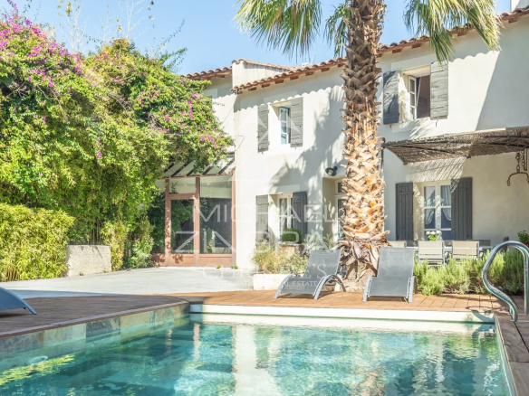 An exception in the heart of the village: a characterful house with a terrace and swimming pool