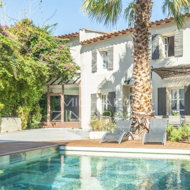 Exclusive: Exceptional villa with swimming pool in the center of Eygalières