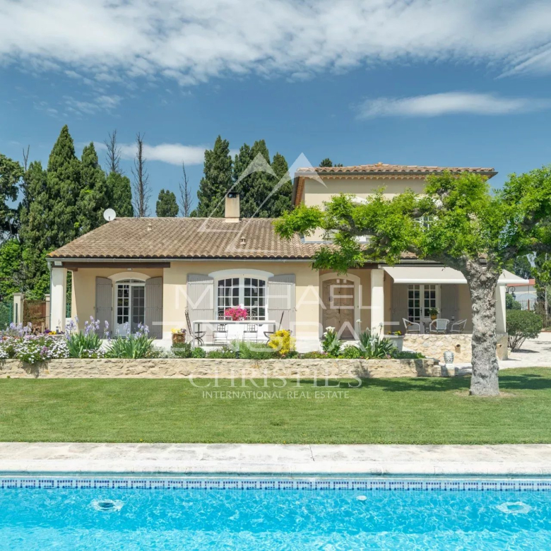 Mas Provençal rénové proche de Saint-Rémy-de-Provence