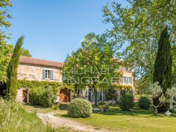 Characterful residence with garden, former wine estate in Avignon.
