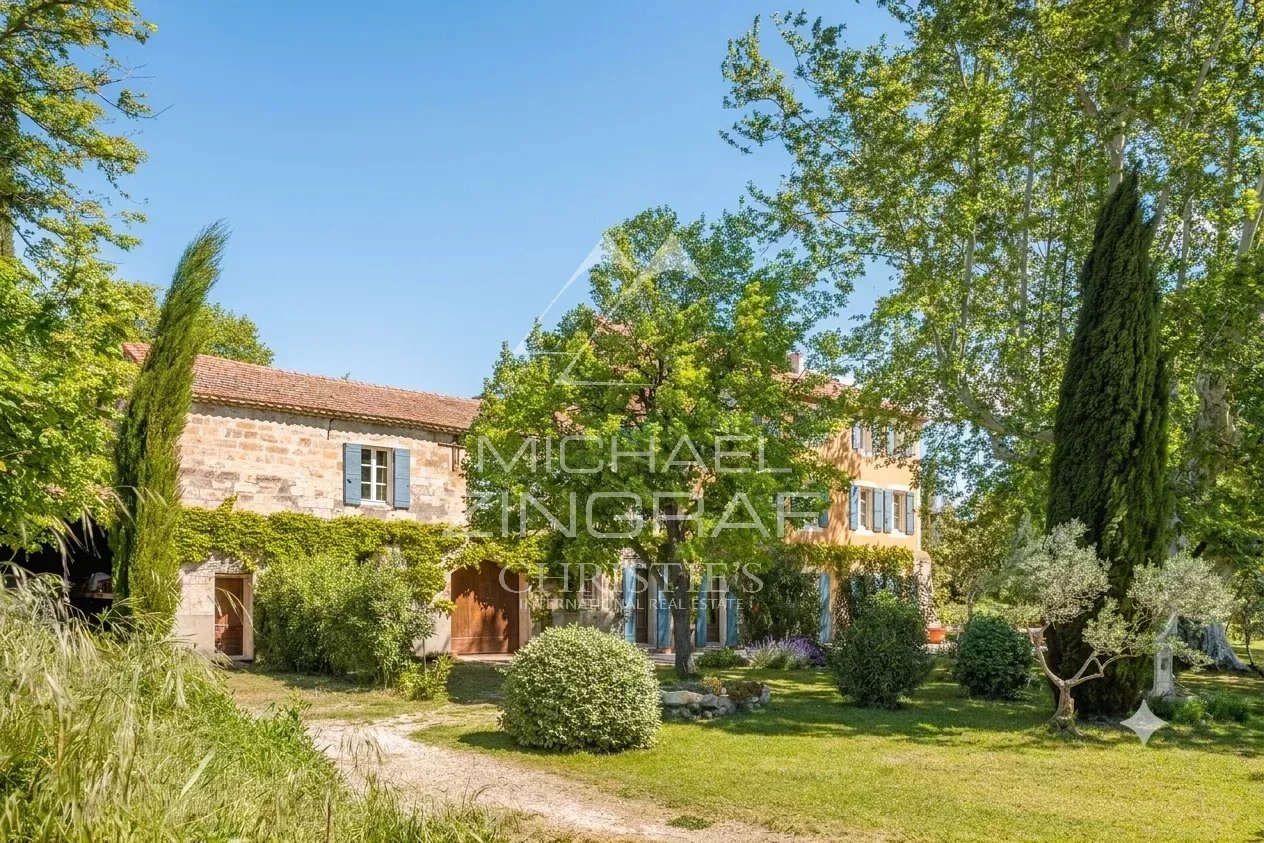 Characterful residence with garden, former wine estate in Avignon.