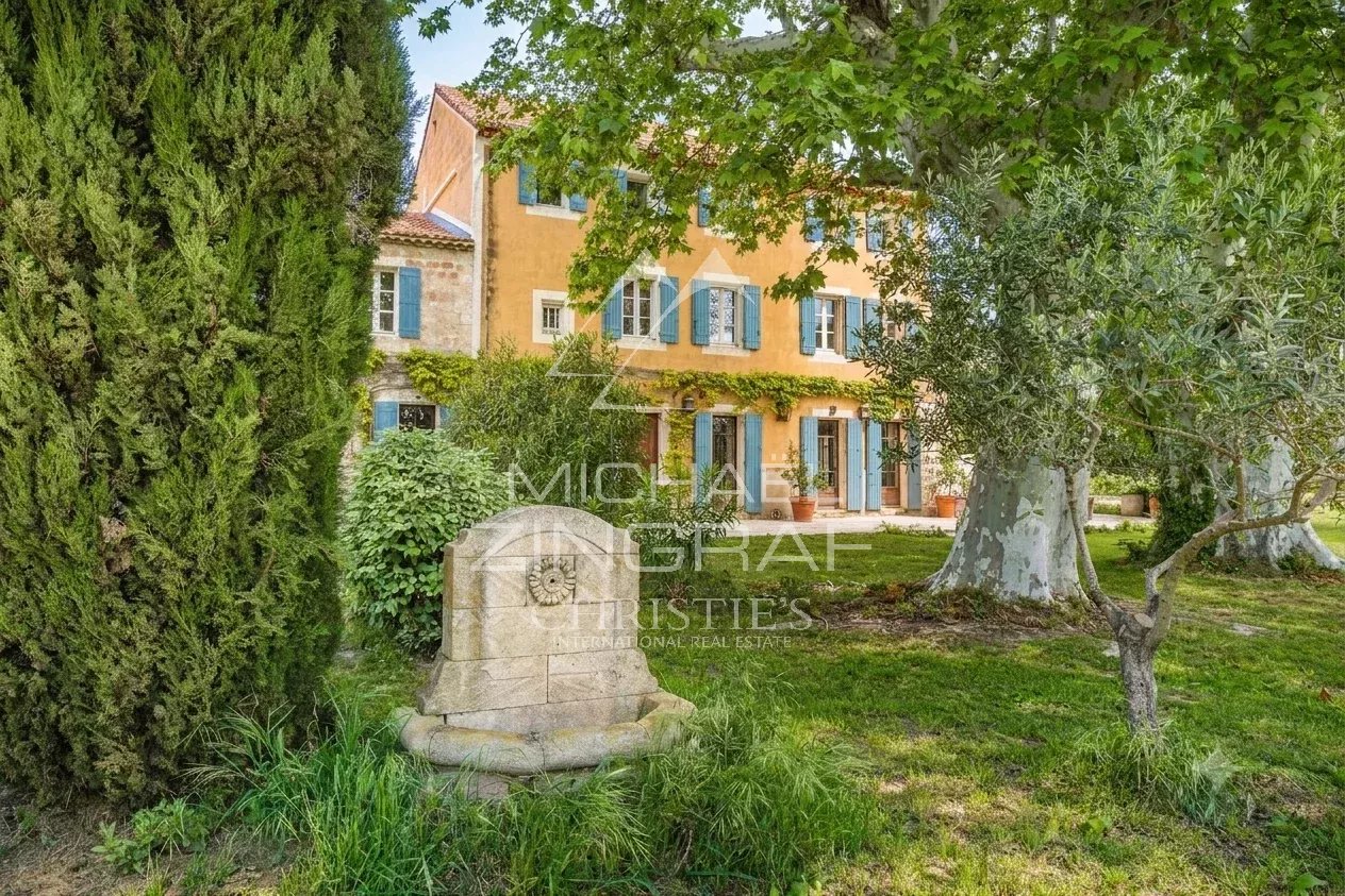 Characterful residence with garden, former wine estate in Avignon.
