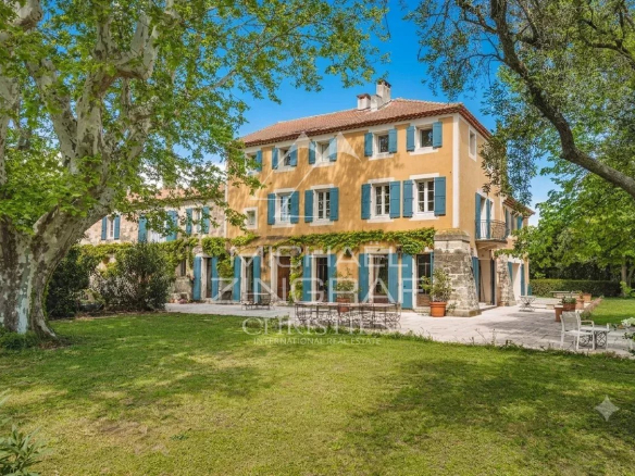 Elegant residence with garden, former wine estate in Avignon.