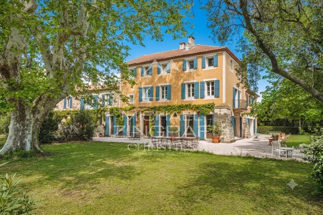 Elegant residence with garden, former wine estate in Avignon.