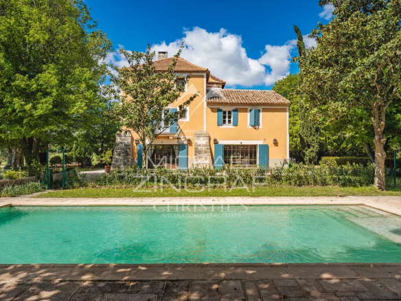 Characterful residence with swimming pool and garden in Avignon, former wine estate.
