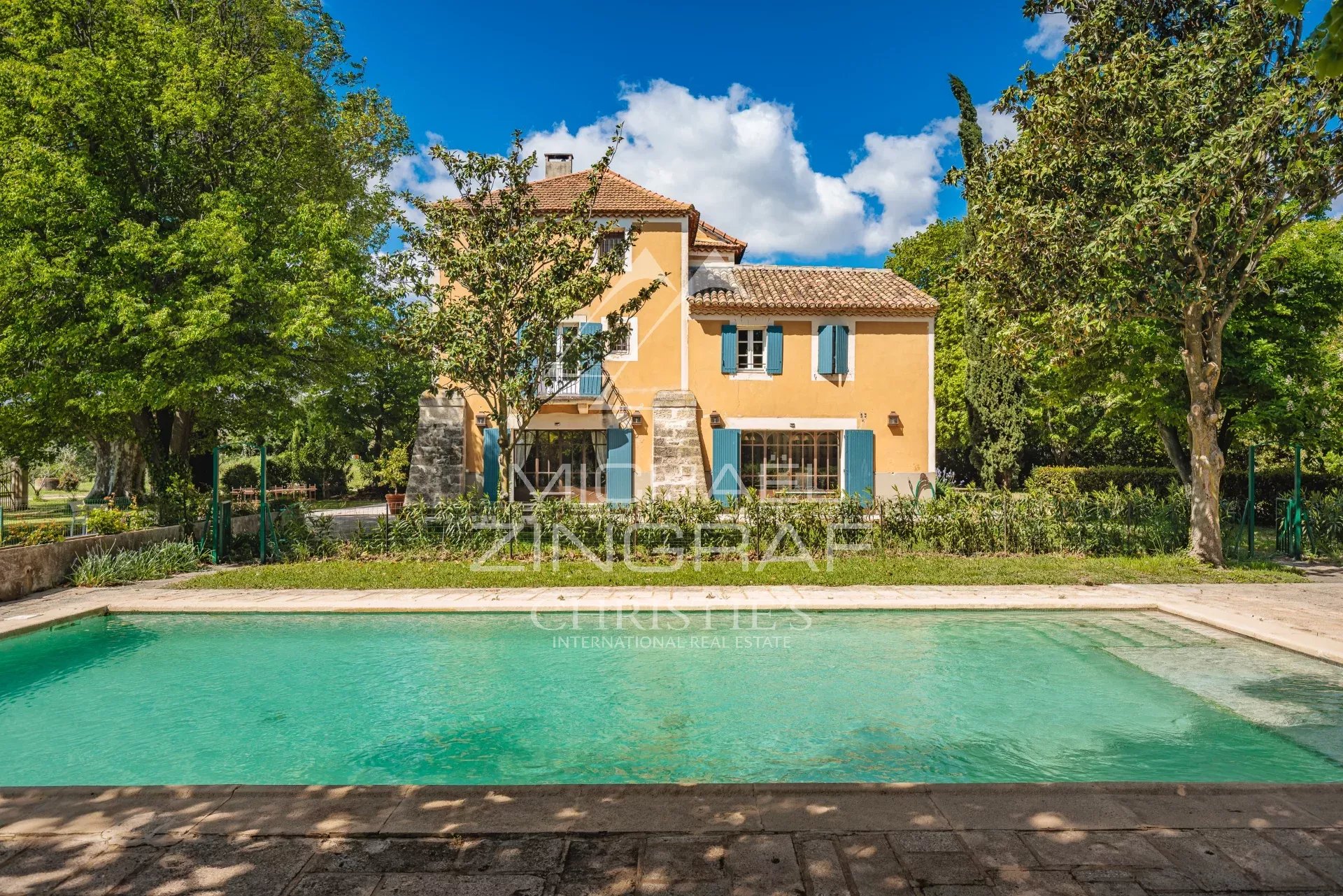 Characterful residence with swimming pool and garden in Avignon, former wine estate.