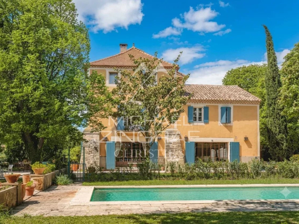 Elegant residence with swimming pool and garden, former wine estate near Avignon.