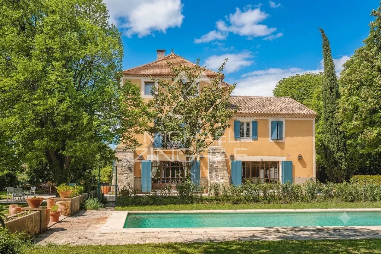 Elegant residence with swimming pool and garden, former wine estate near Avignon.