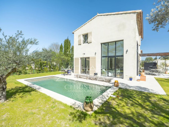Modern villa with swimming pool and garden in Eygalières, surrounded by nature.