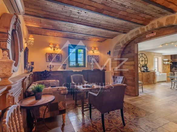 Intérieur d'un hôtel particulier du 19ème siècle à Châteauneuf-de-Gadagne, avec salon et décoration chaleureuse.