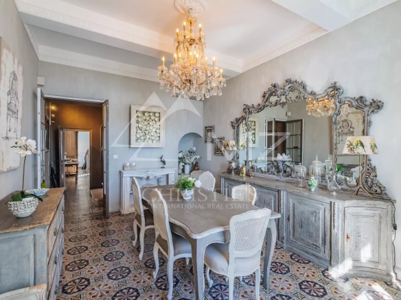 Intérieur d'une maison du 19ème siècle avec une table à manger élégante et un lustre.