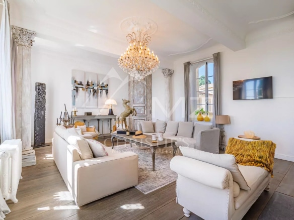 Intérieur d'un hôtel particulier du 19ème siècle avec salon lumineux et décor élégant.