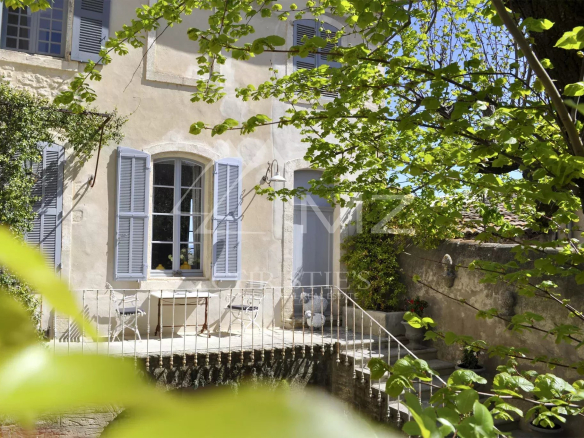 Hôtel particulier du 19ème siècle avec cour intérieure et fenêtres à volets bleus.