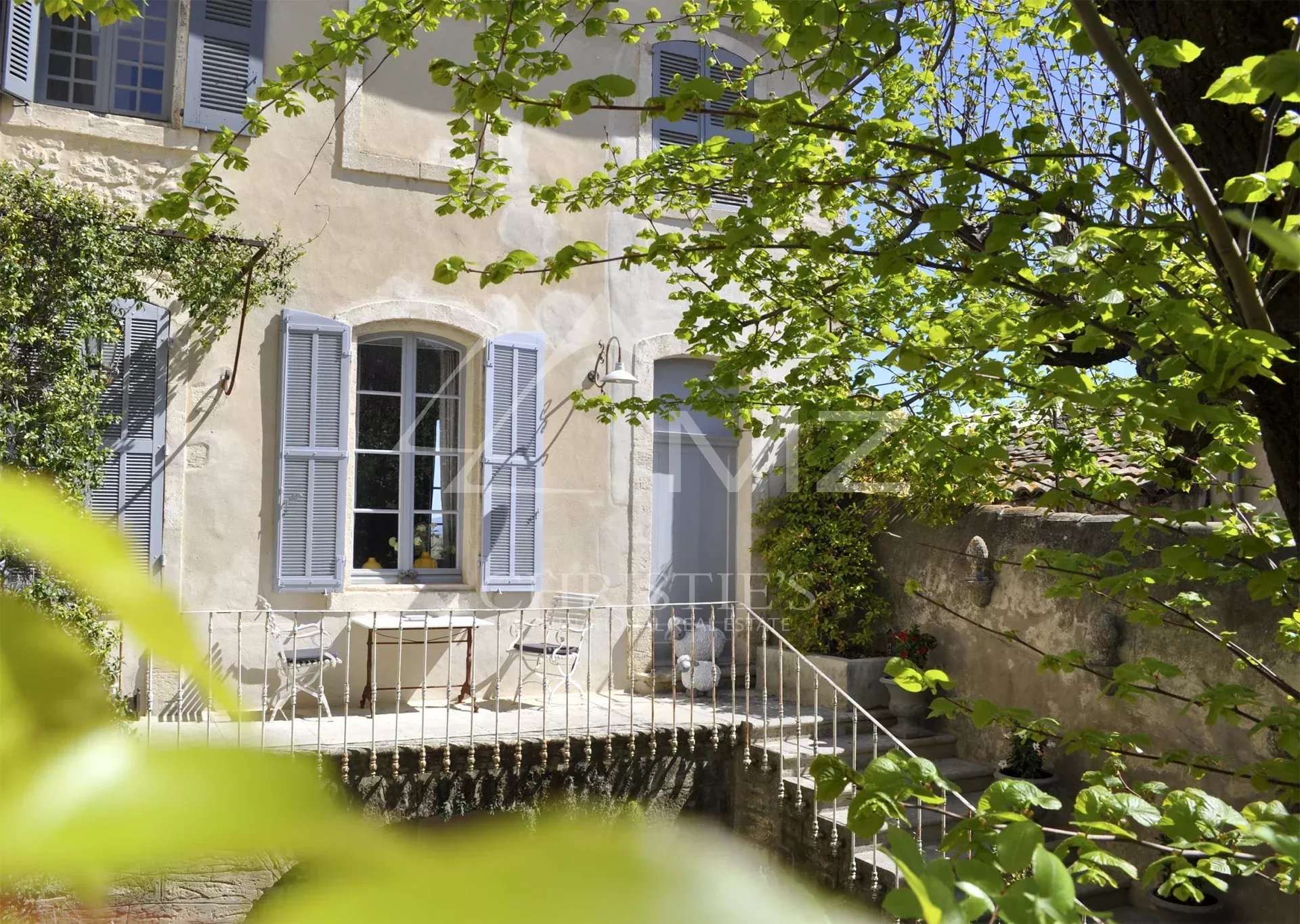 Hôtel particulier du 19ème siècle avec cour intérieure et fenêtres à volets bleus.
