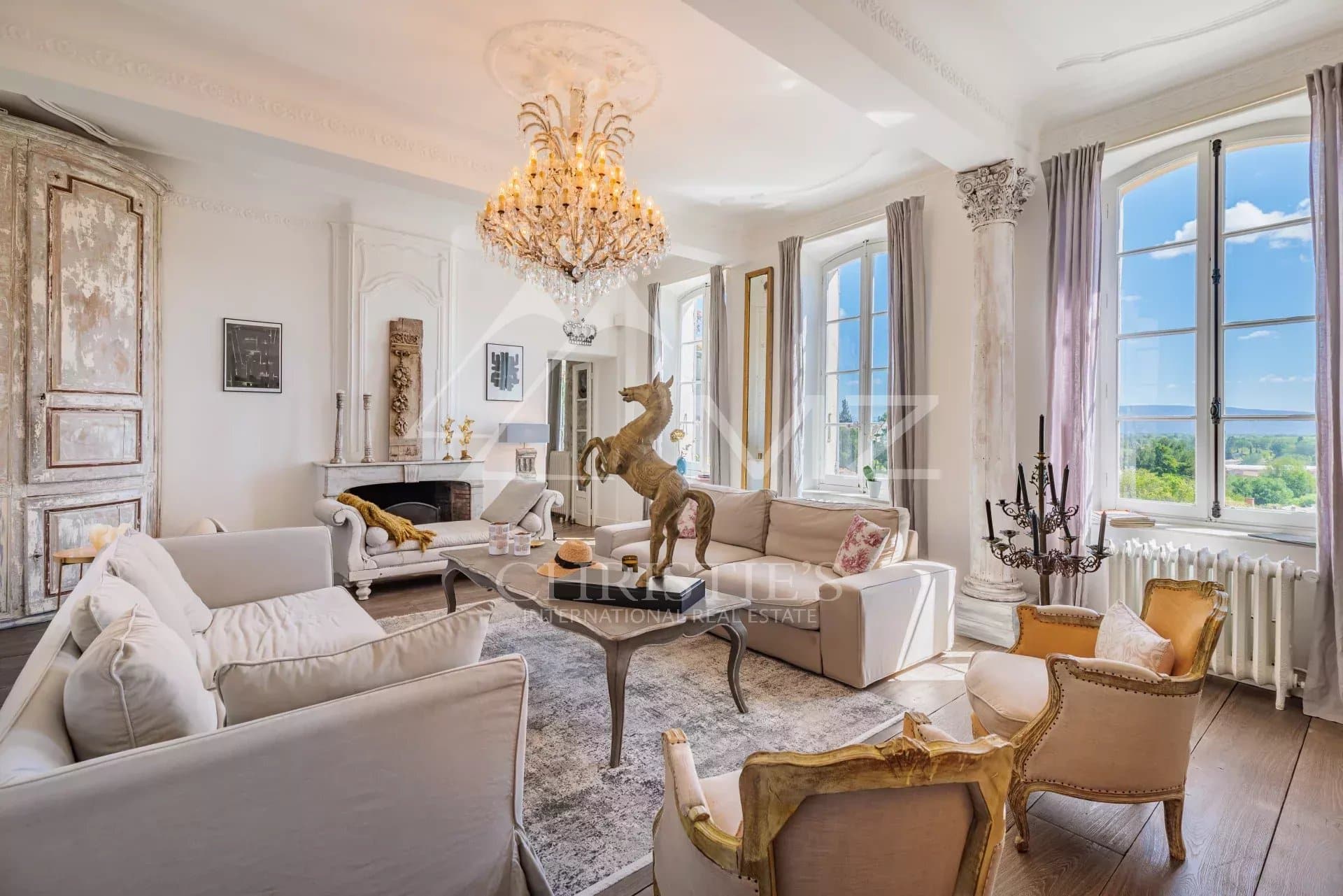 Intérieur d'un hôtel particulier du 19ème siècle avec un salon élégant et une vue sur la nature.