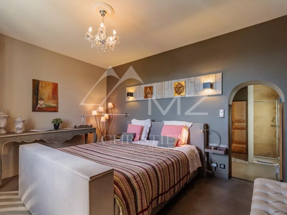 Chambre d'hôtel particulier du 19ème siècle avec lit double et décoration élégante.