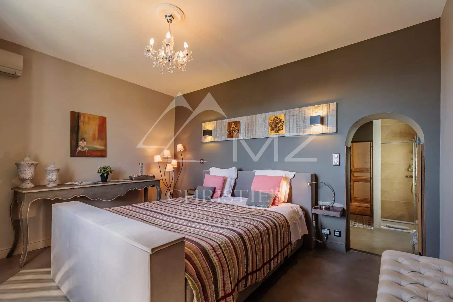 Chambre d'hôtel particulier du 19ème siècle avec lit double et décoration élégante.