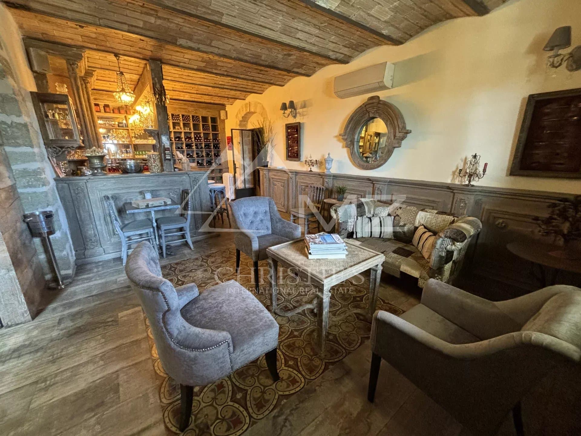 Intérieur d'une maison du 19ème siècle avec salon et bar, Châteauneuf-de-Gadagne.
