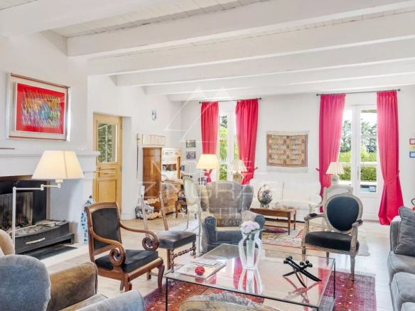 Intérieur d'un mas provençal rénové avec salon lumineux et décor moderne à Eyragues.