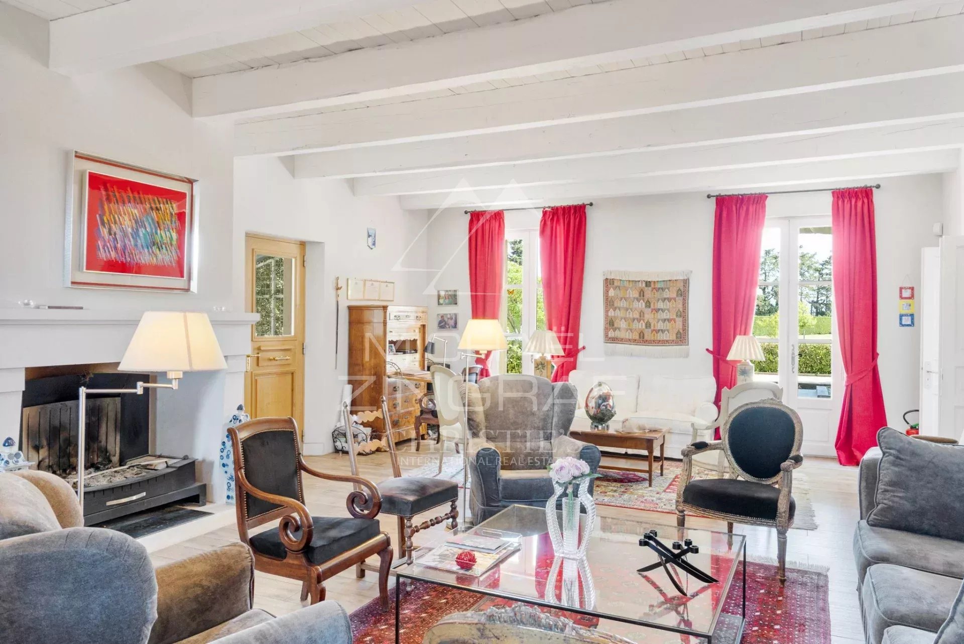 Intérieur d’un mas rénové à Eyragues Intérieur d'un mas provençal rénové avec salon lumineux et décor moderne à Eyragues.