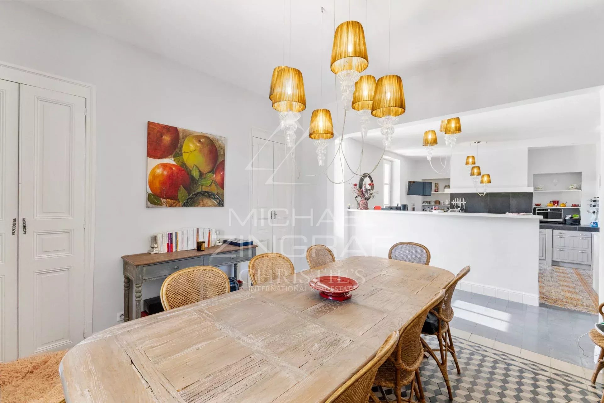 Intérieur du mas rénové à Eyragues Intérieur d'un mas rénové avec une grande table en bois et des lampes suspendues.