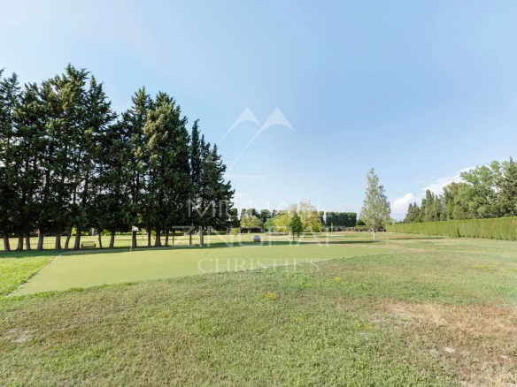 Terrain plat et arboré d'un mas rénové à Eyragues, avec espace extérieur calme et verdoyant.