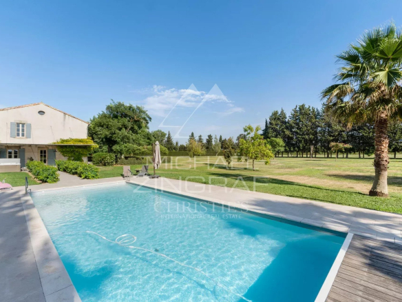 Mas provençal rénové avec piscine et jardin à Eyragues, en pleine campagne.