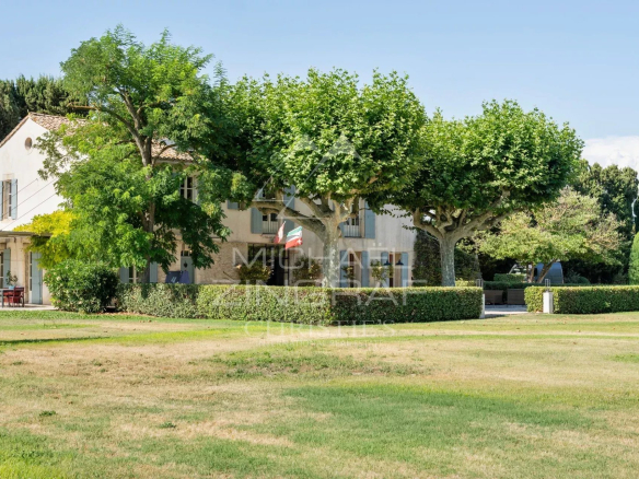 Renovated Provençal farmhouse with wooded garden in Eyragues, near Saint-Rémy-de-Provence.