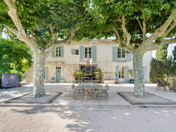 Mas Provençal rénové avec arbres et terrasse à Eyragues, en pleine campagne.