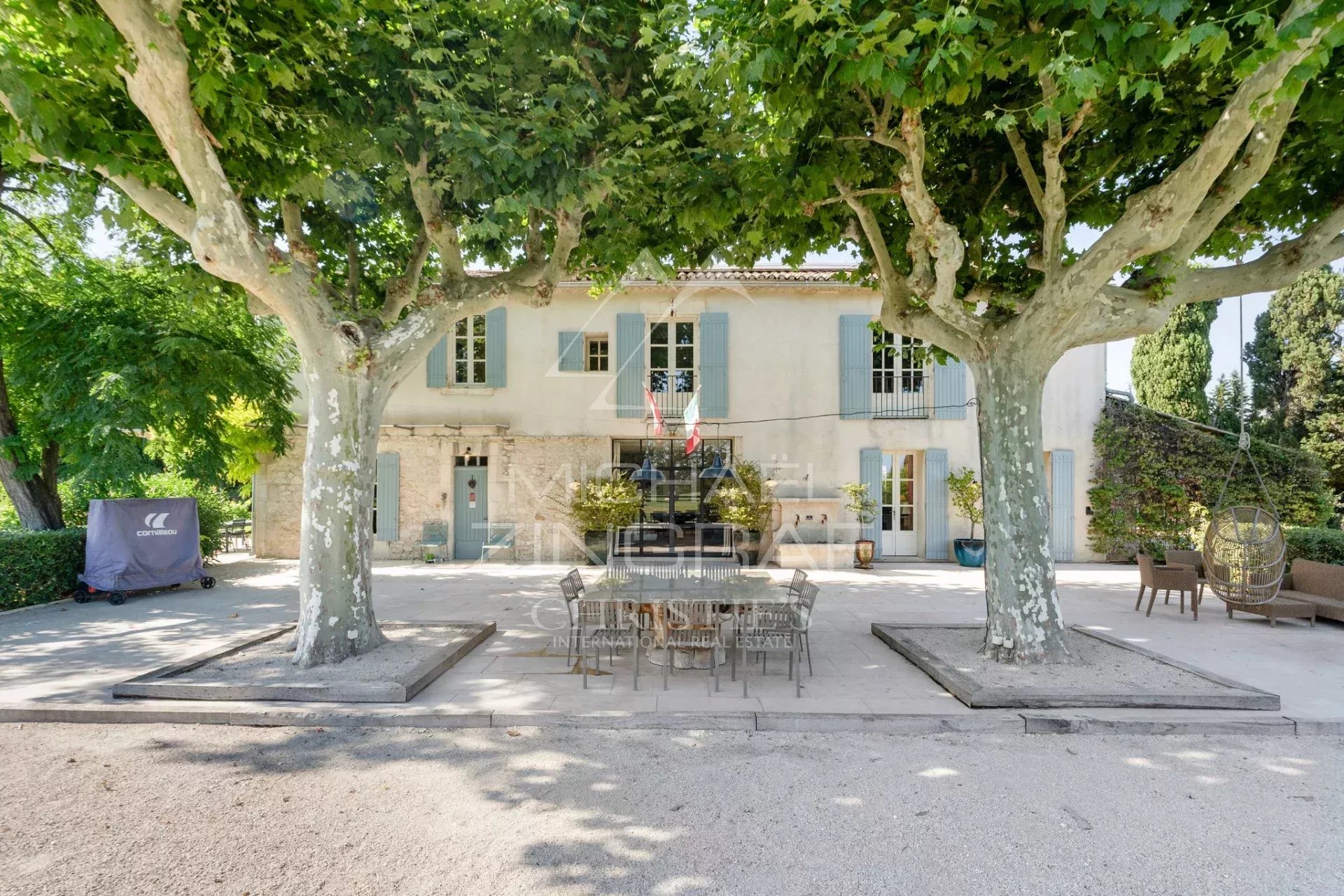 Mas Provençal rénové à Eyragues Mas Provençal rénové avec arbres et terrasse à Eyragues, en pleine campagne.