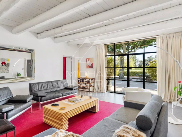Intérieur d'un mas rénové avec salon lumineux et mobilier moderne, situé à Eyragues.