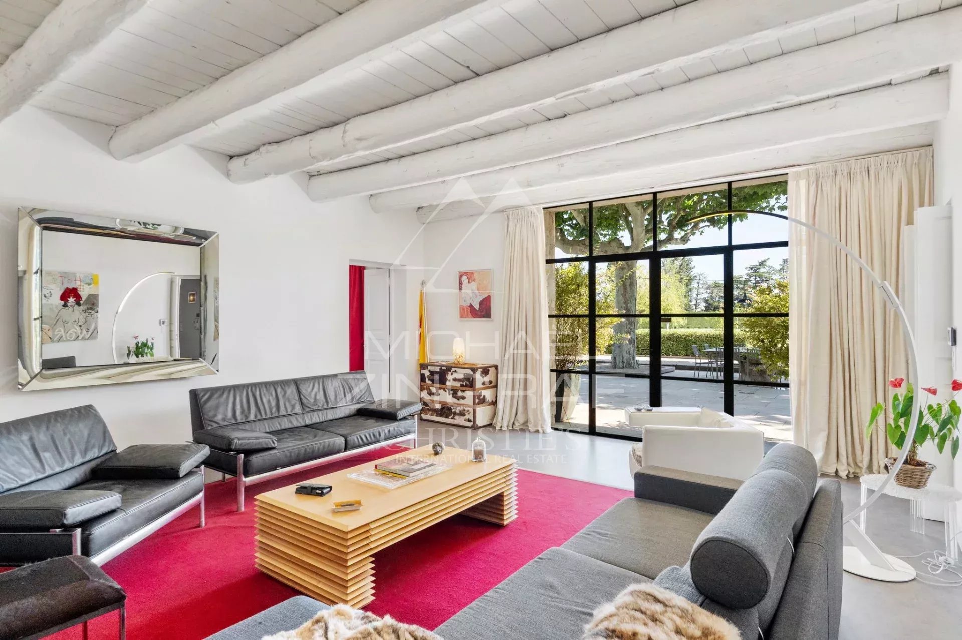 Salon d’un mas rénové à Eyragues Intérieur d'un mas rénové avec salon lumineux et mobilier moderne, situé à Eyragues.