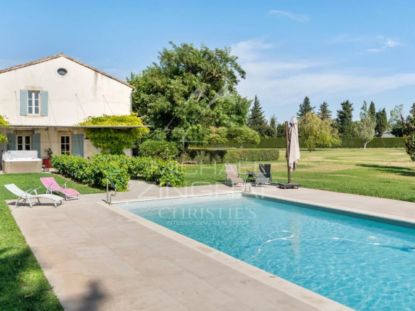 Mas rénové avec piscine et espace extérieur à Eyragues, Provence.