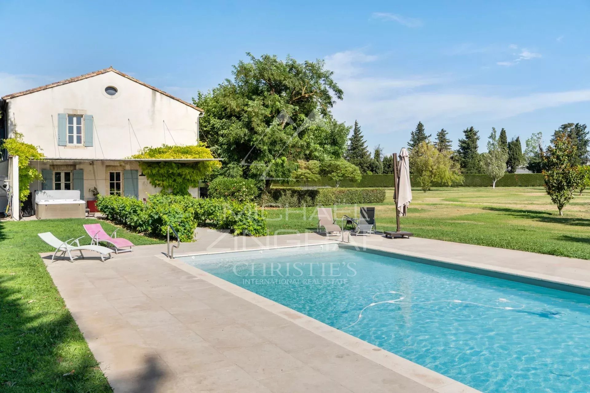 Mas Provençal rénové à Eyragues Mas rénové avec piscine et espace extérieur à Eyragues, Provence.