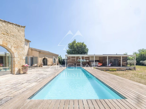 Property with swimming pool and outdoor space, contemporary and Provençal style, near Arles.