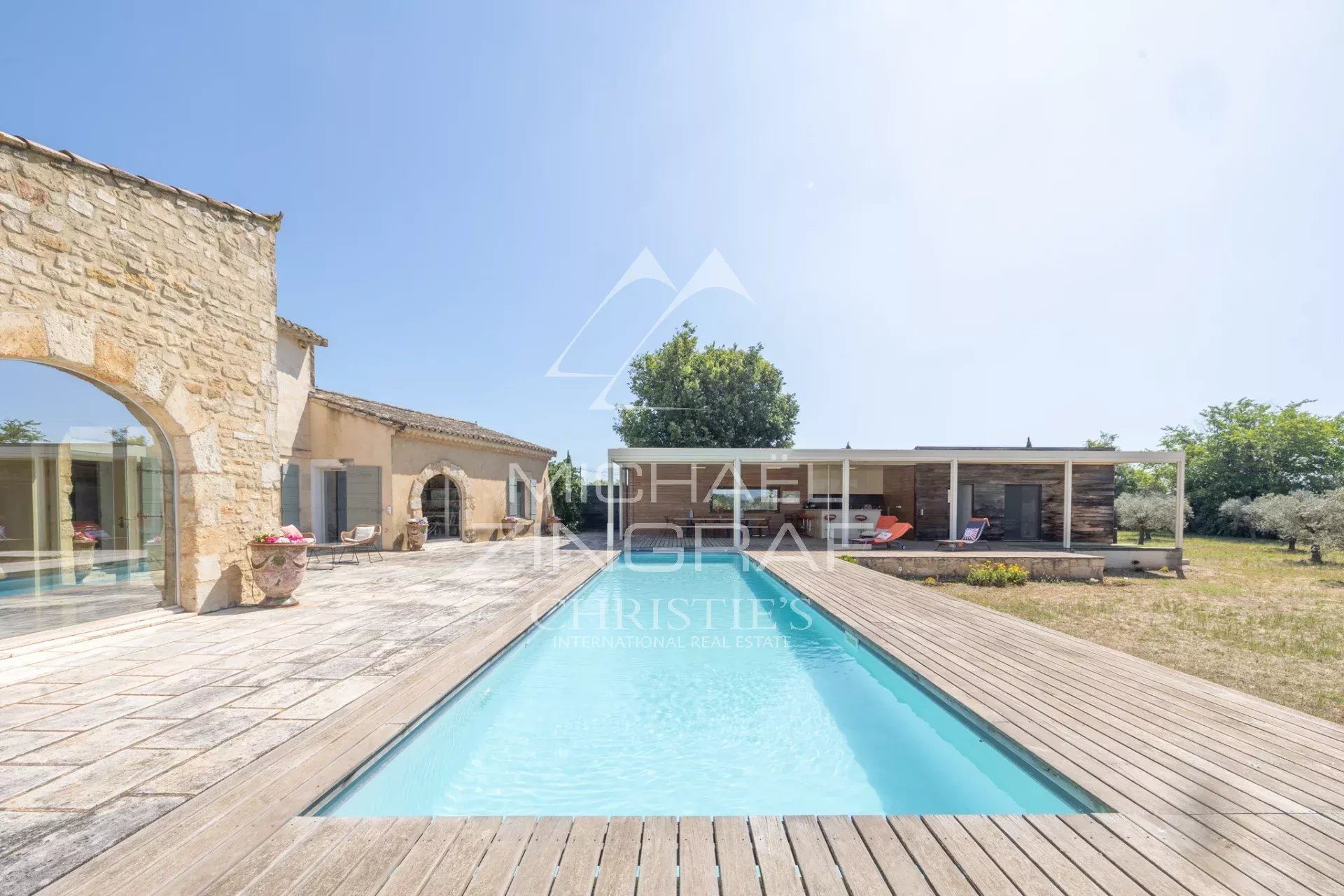 Exceptional property near Arles Property with swimming pool and outdoor space, contemporary and Provençal style, near Arles.