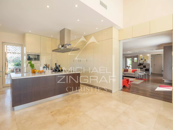 Modern and bright kitchen with central island in an exceptional property near Arles.