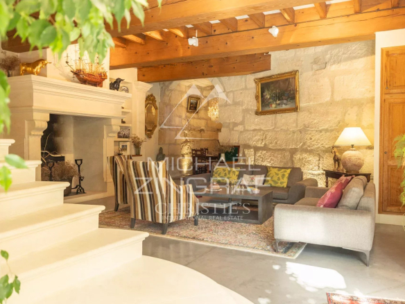 Intérieur d'une maison provençale avec salon, cheminée et décoration chaleureuse.